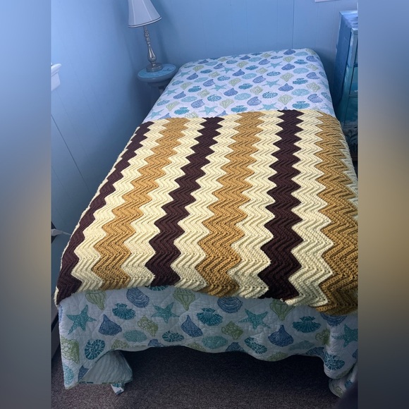 Vintage Crochet Zig Zag Wavy Afghan Blanket Handmade Chevron 1970s Retro - Picture 3 of 7